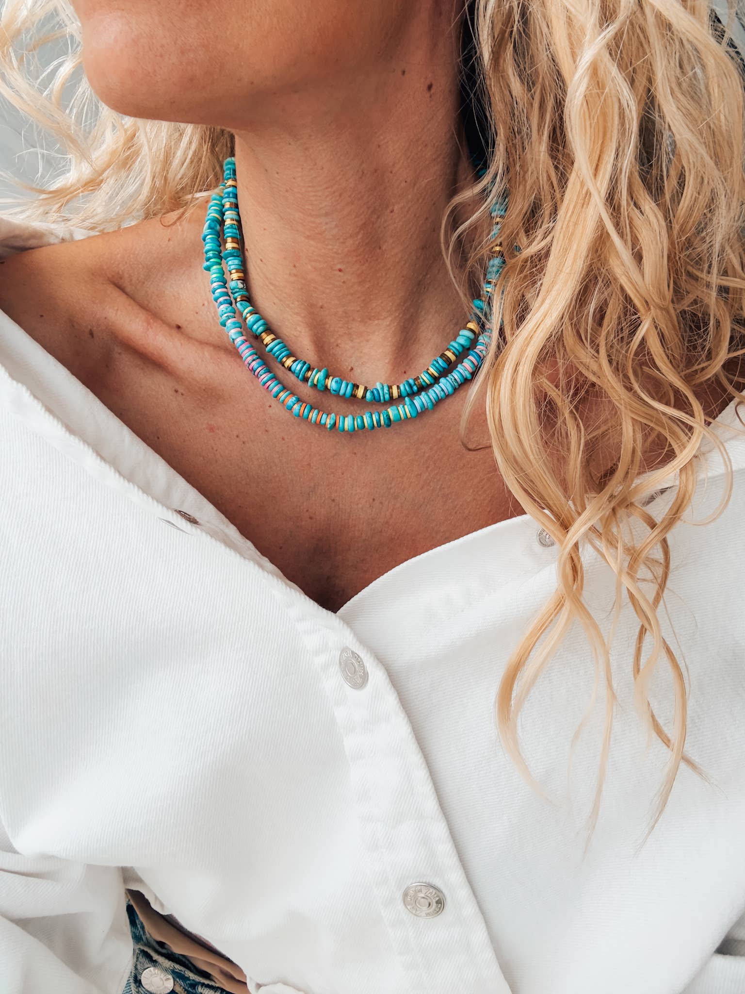 Colliers en perles de rodelle turquoise avec des détails colorés