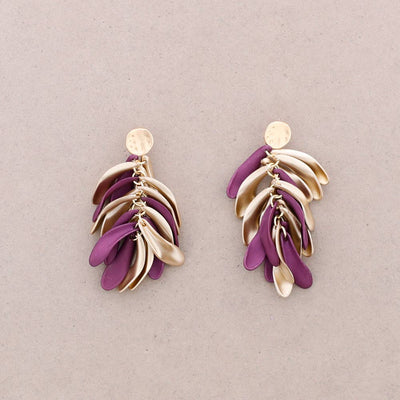 Boucles d’oreilles pendantes avec pétales en résine