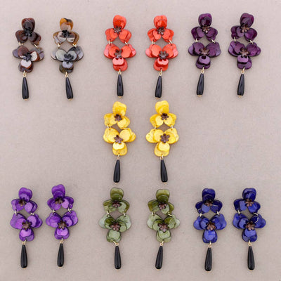 Boucles d'oreilles pendantes double fleur en résine