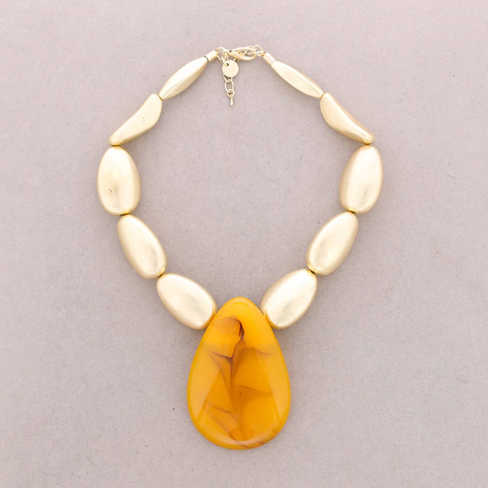 Collier perlé en résine métallique