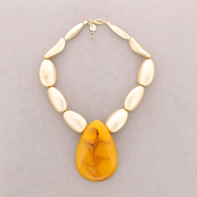 Collier perlé en résine métallique