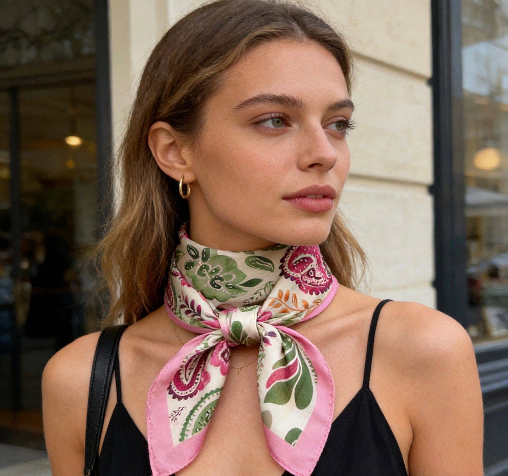 D2026-34 Foulard touche soie 70x70 motif bandana