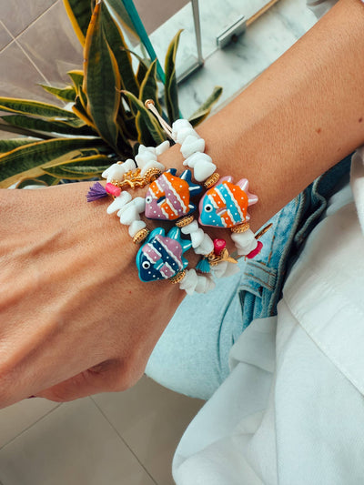 Bracelet à chips blanches avec poisson exotique coloré