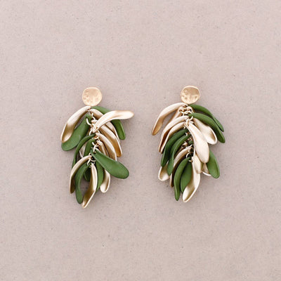 Boucles d’oreilles pendantes avec pétales en résine