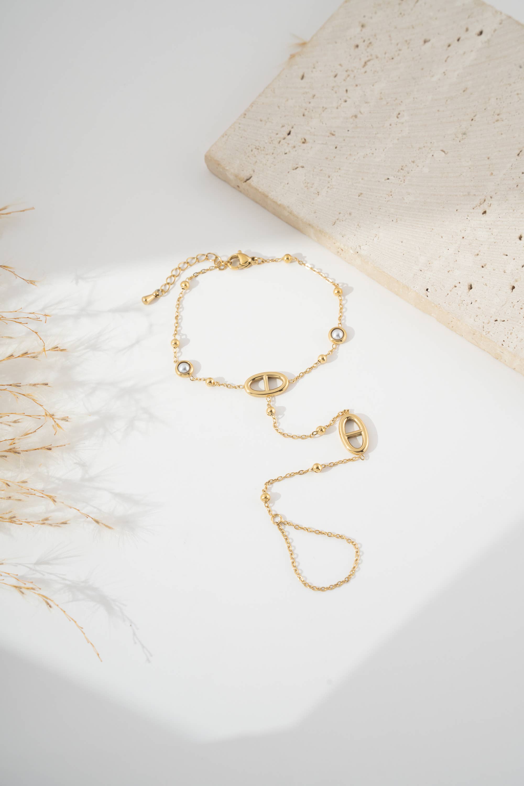 Bracelet de main doré acier inoxydable perles ovale délicat