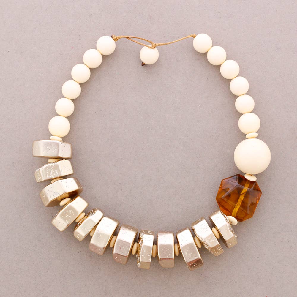 Collier Ras du Cou Perles Finition Métallique Résine