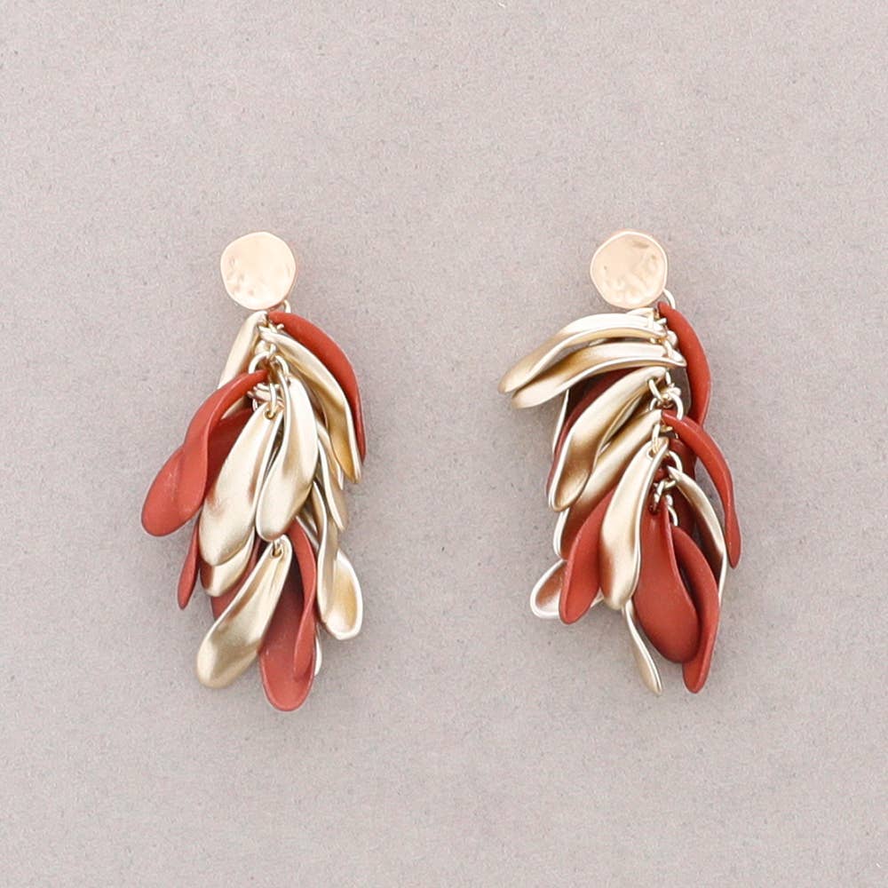 Boucles d’oreilles pendantes avec pétales en résine