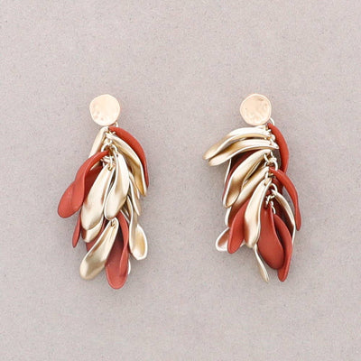 Boucles d’oreilles pendantes avec pétales en résine
