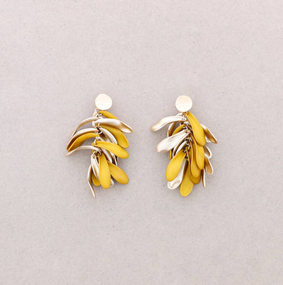 Boucles d’oreilles pendantes avec pétales en résine