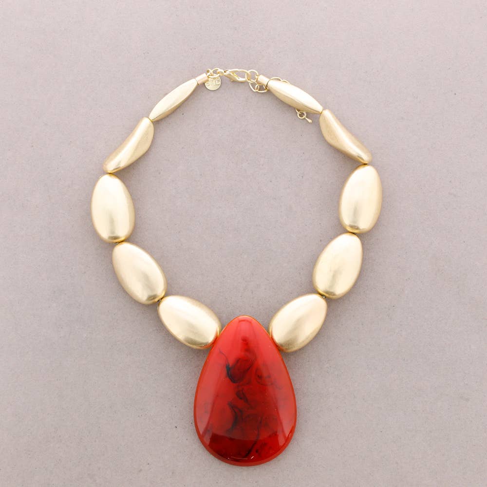 Collier perlé en résine métallique