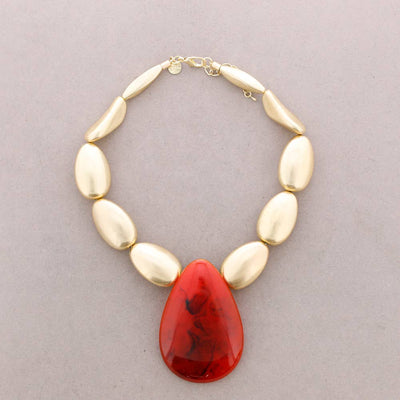 Collier perlé en résine métallique
