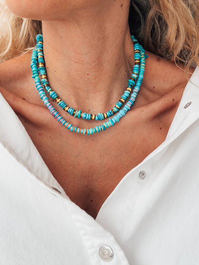 Colliers en perles de rodelle turquoise avec des détails colorés