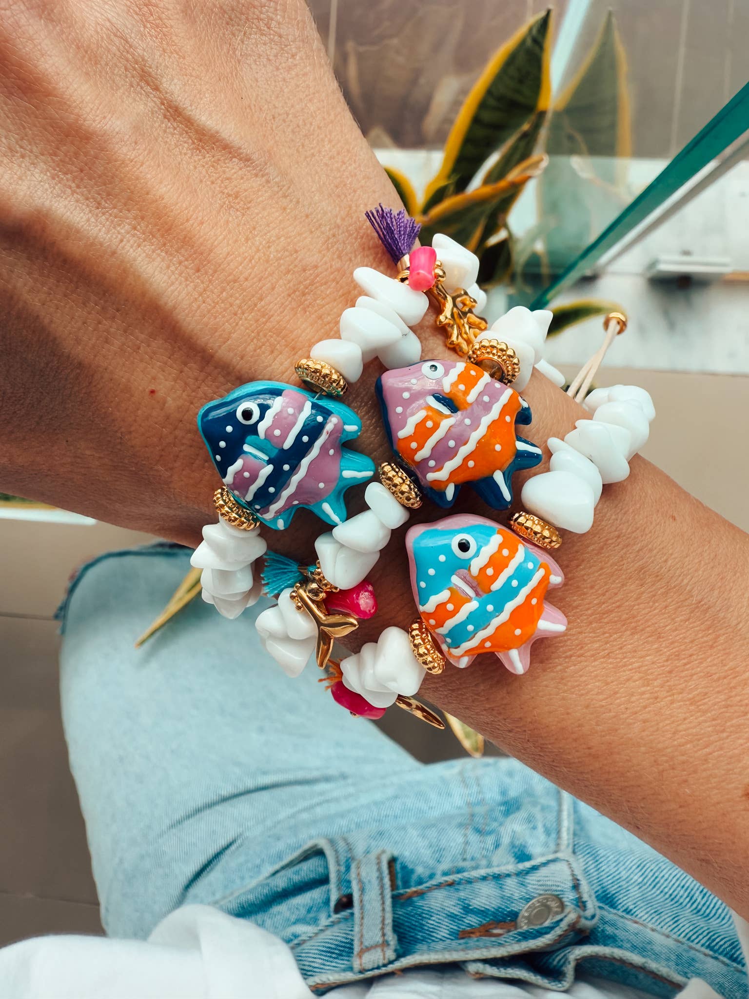 Bracelet à chips blanches avec poisson exotique coloré