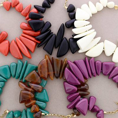 Collier perlé en résine