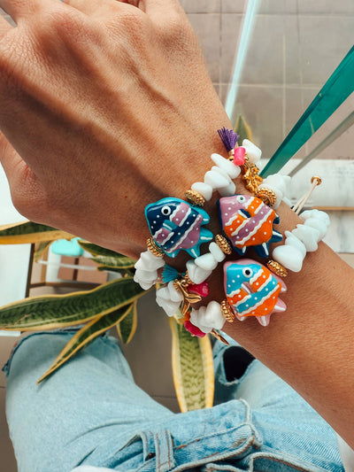 Bracelet à chips blanches avec poisson exotique coloré