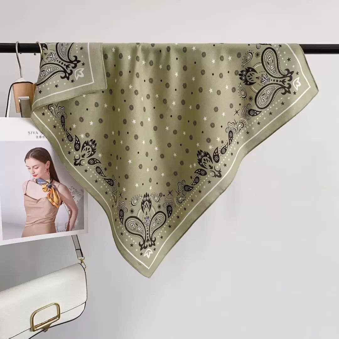 D-312 Foulard touche soie 70x70 motif bandana