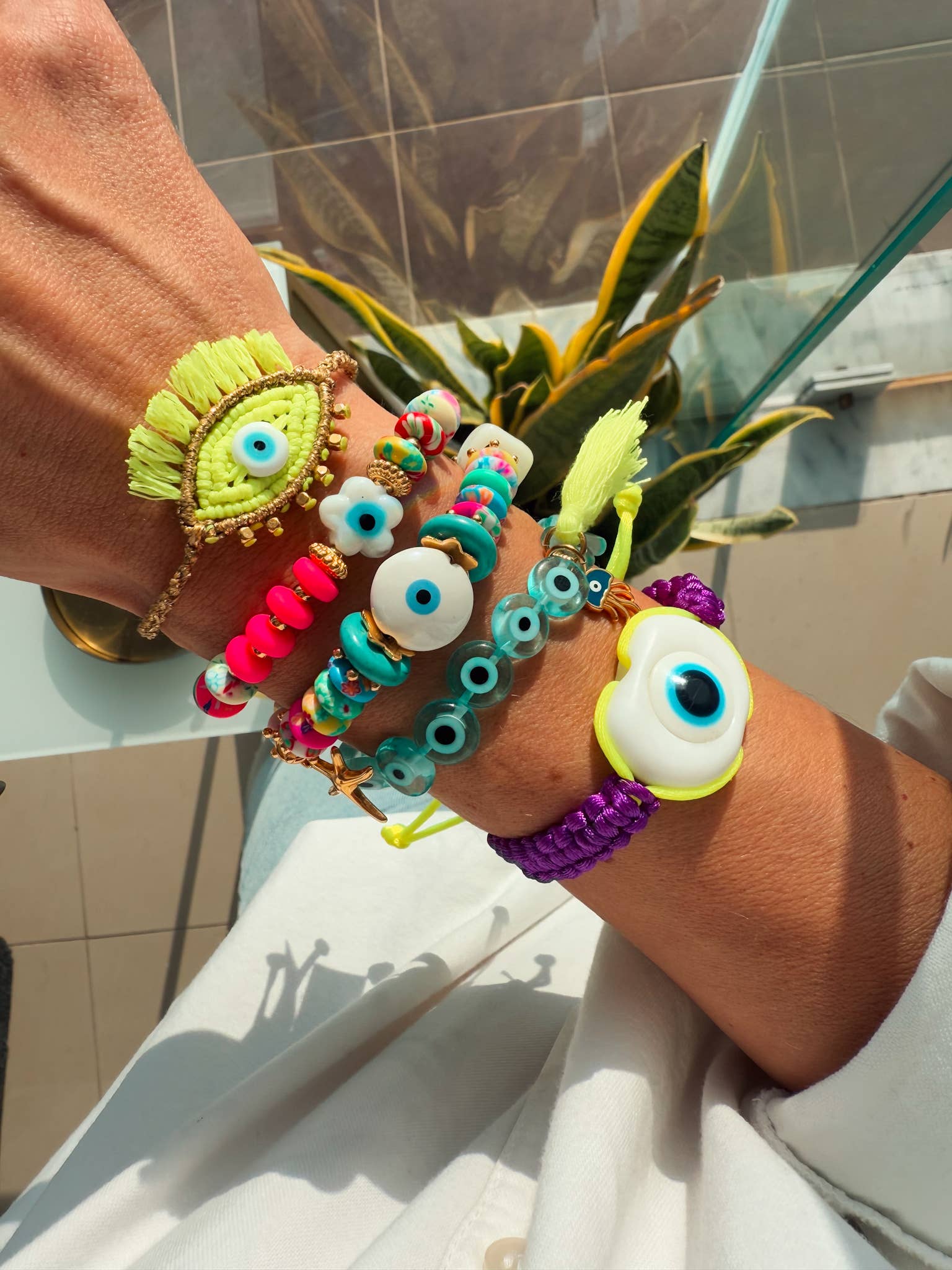 Bracelet œil multicolore avec détails en or