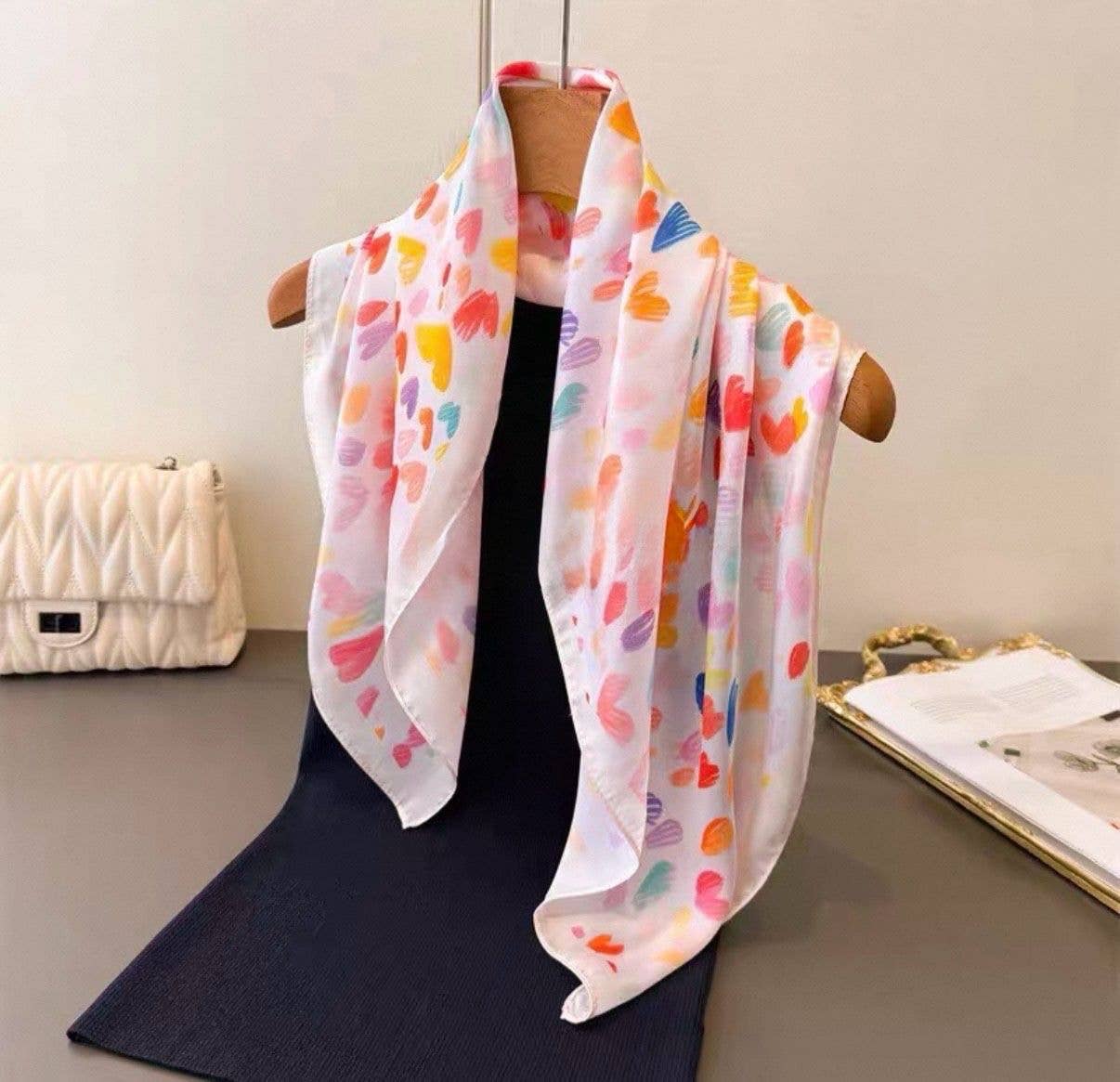 D-2026-5 Foulard touche soie 70x70 motif coeur