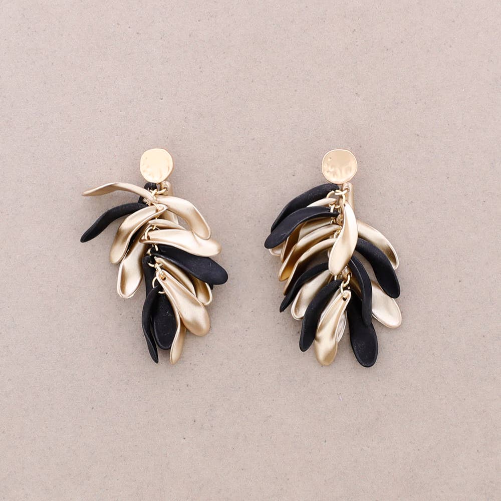 Boucles d’oreilles pendantes avec pétales en résine