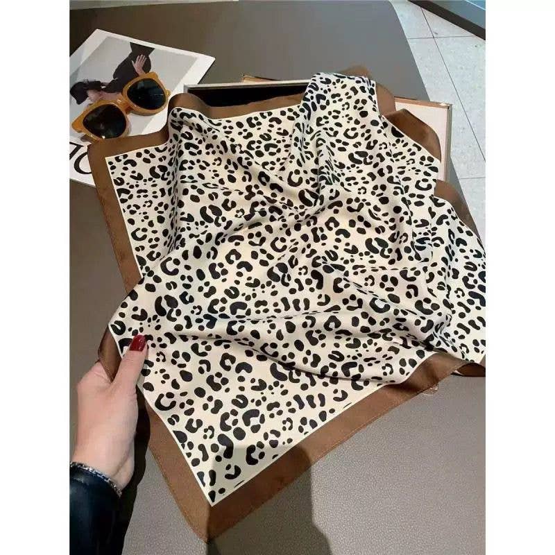 D-378 Foulard touche soie 70x70 motif leopard