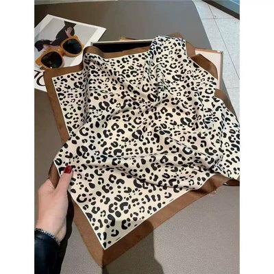 D-378 Foulard touche soie 70x70 motif leopard