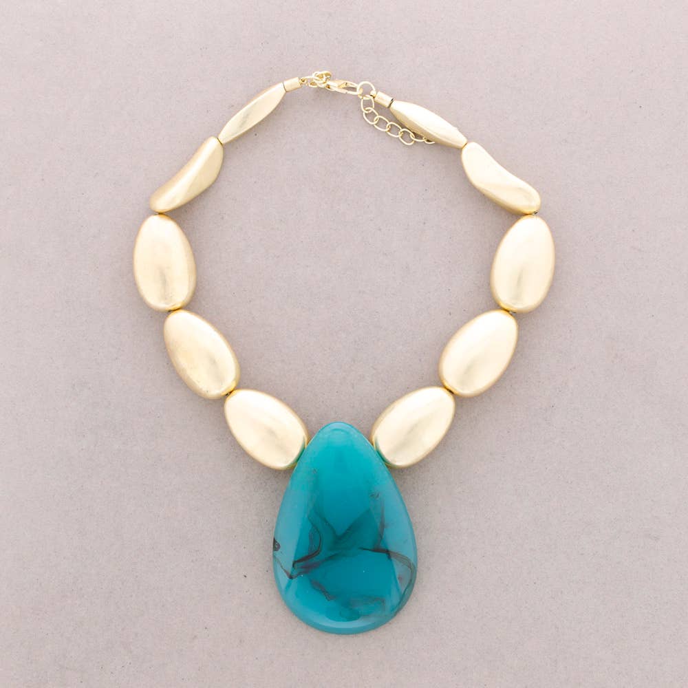 Collier perlé en résine métallique