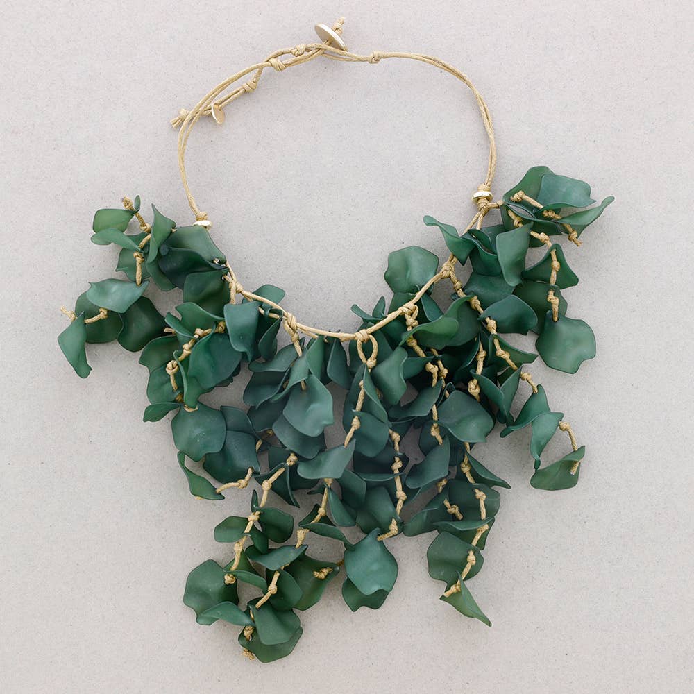 Collier pendentif en résine Pétalos