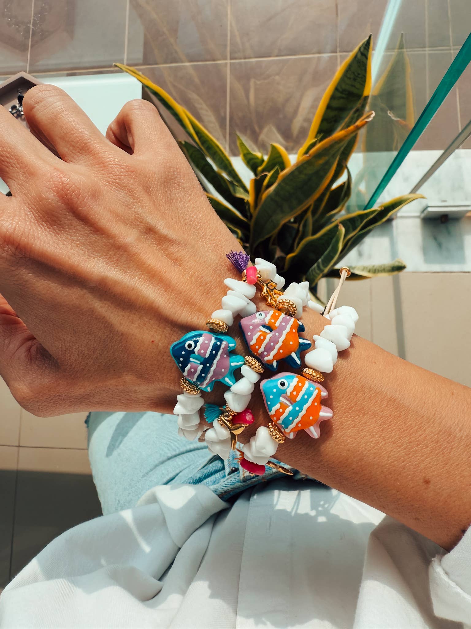Bracelet à chips blanches avec poisson exotique coloré