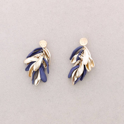 Boucles d’oreilles pendantes avec pétales en résine