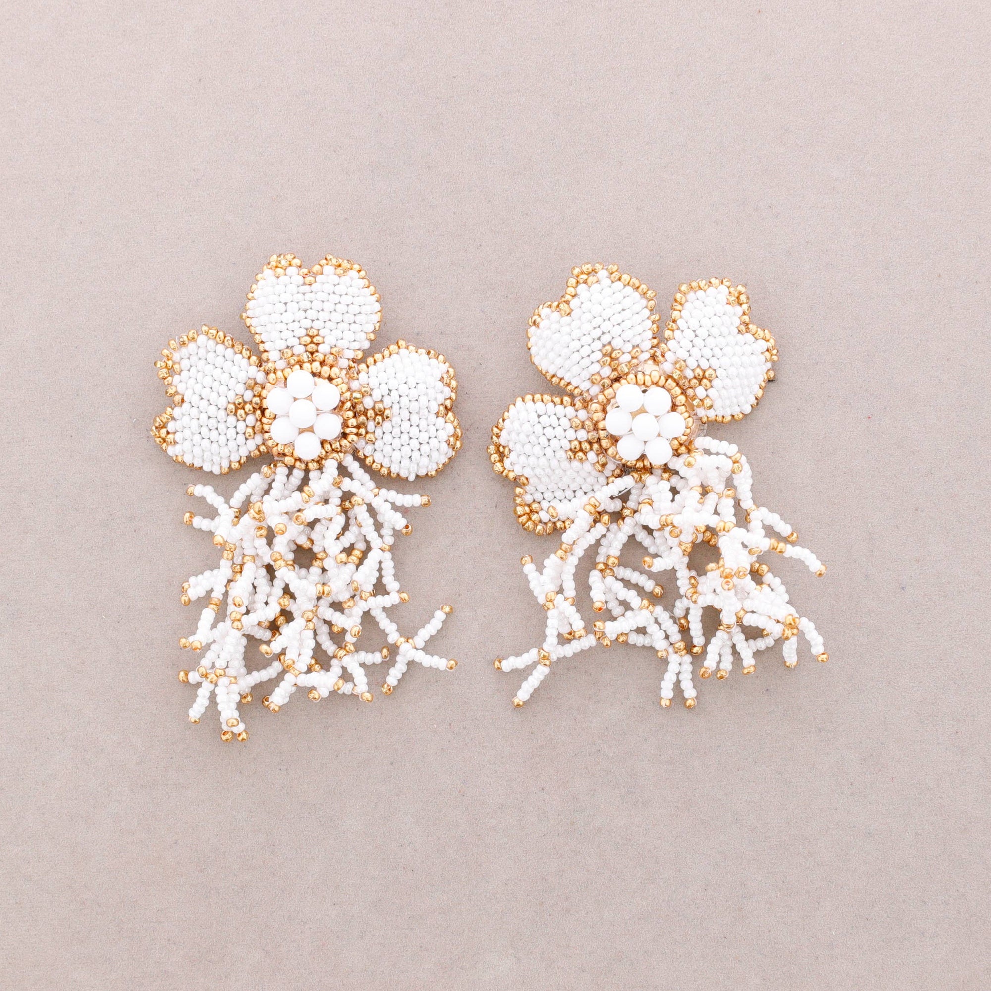 Boucles d’oreilles ethniques à perles en forme de fleur: Beige