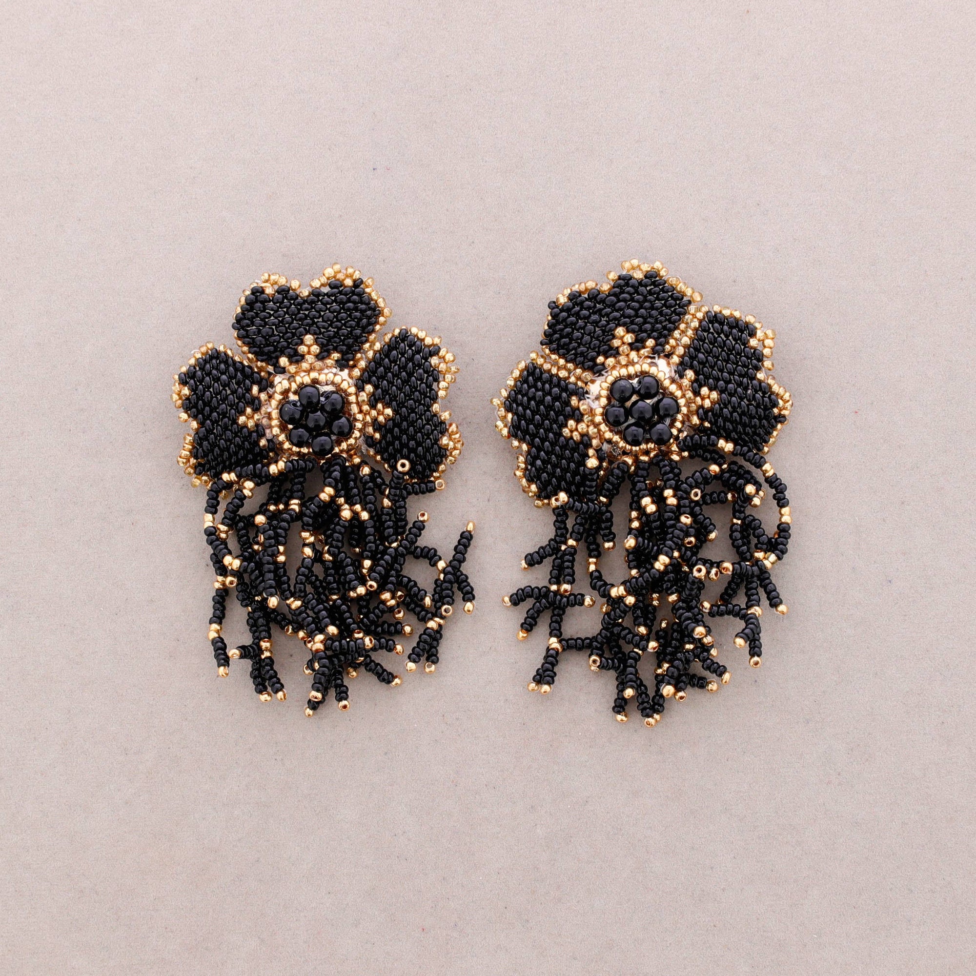 Boucles d’oreilles ethniques à perles en forme de fleur: Noir