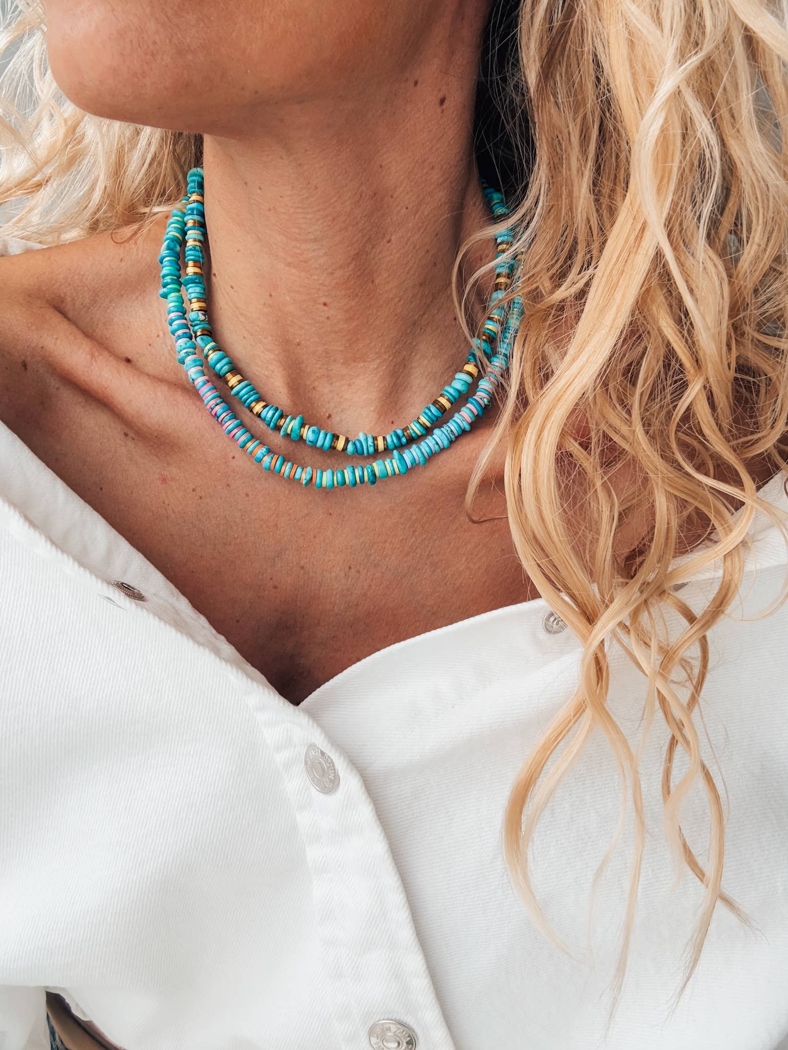 Colliers en perles de rodelle turquoise avec des détails colorés