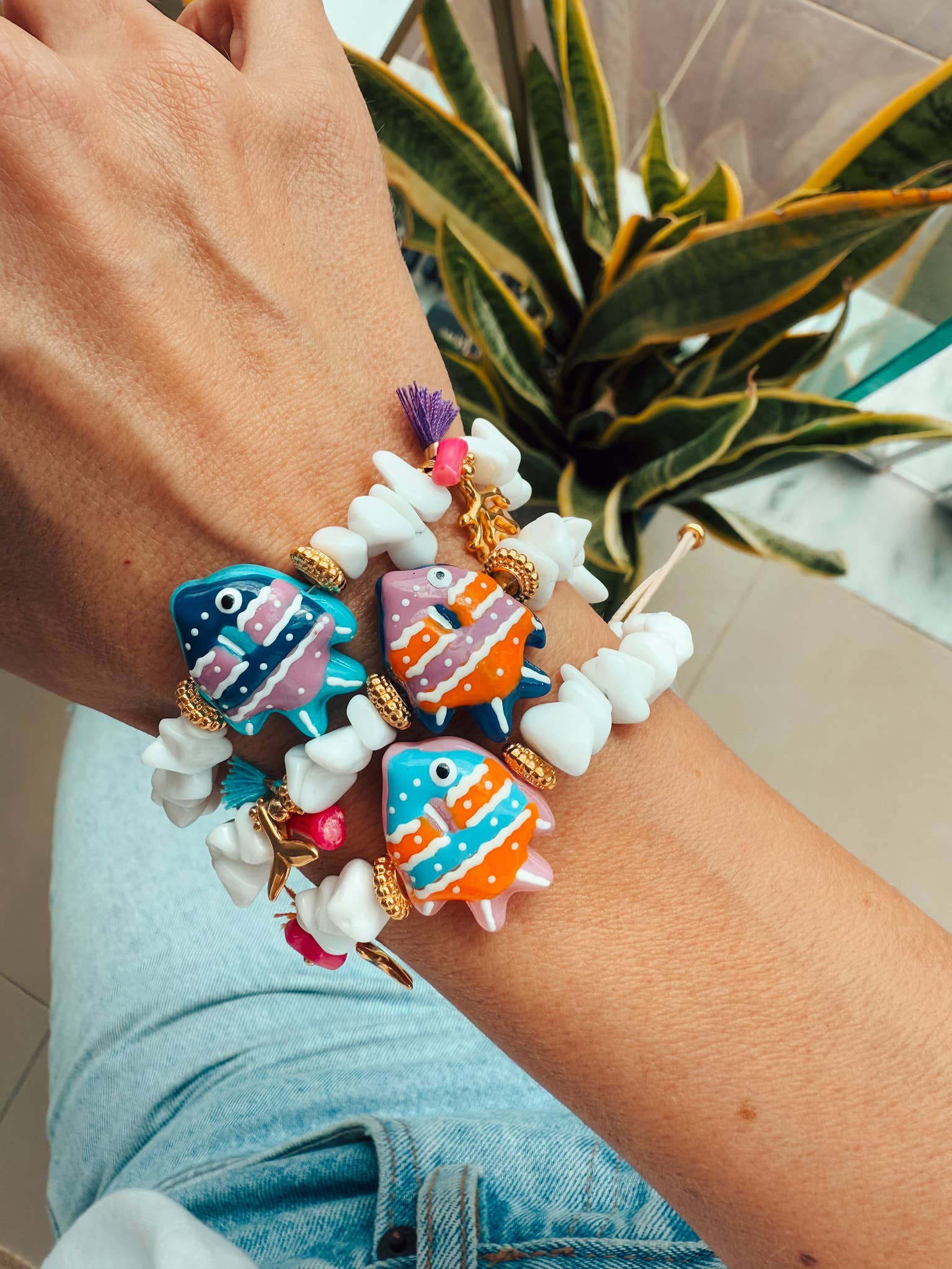 Bracelet à chips blanches avec poisson exotique coloré
