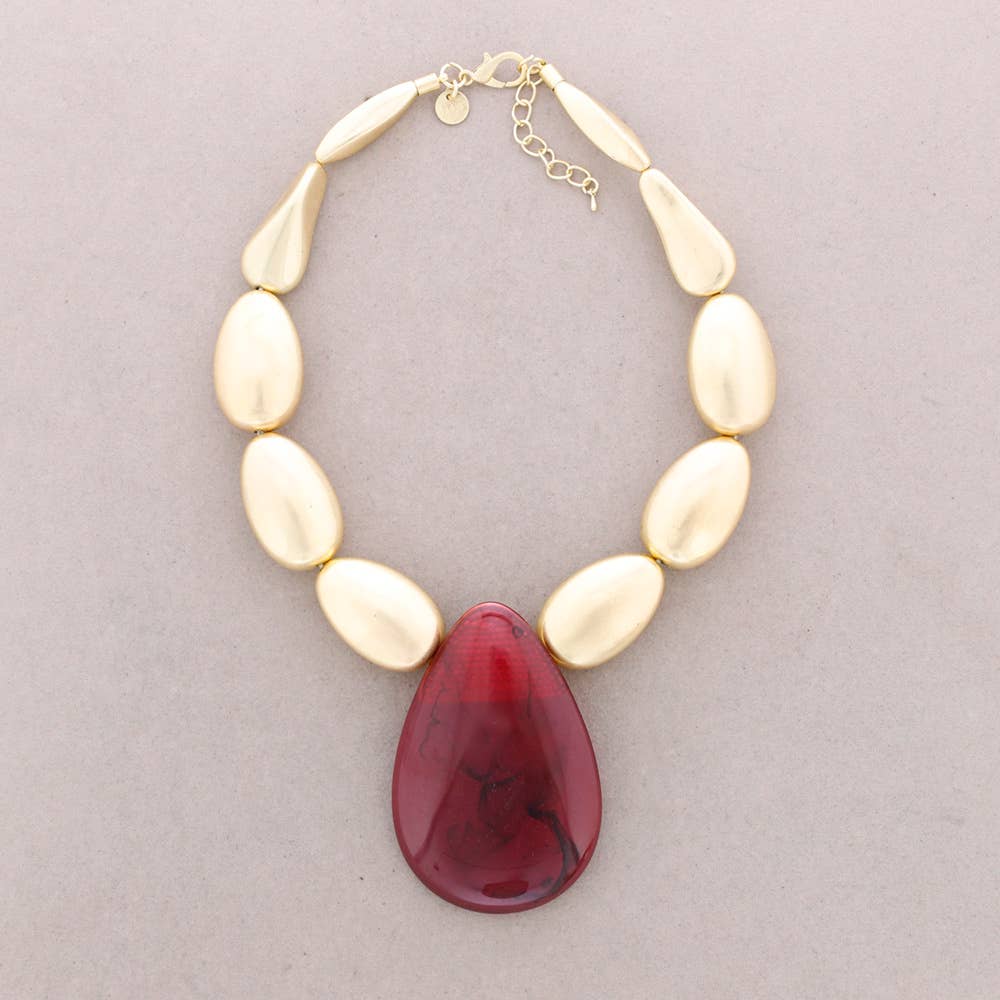 Collier perlé en résine métallique