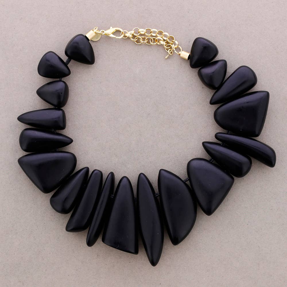 Collier perlé en résine
