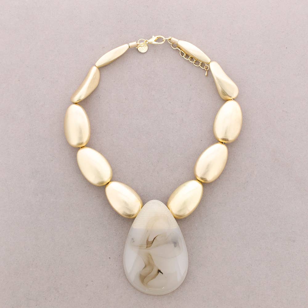 Collier perlé en résine métallique