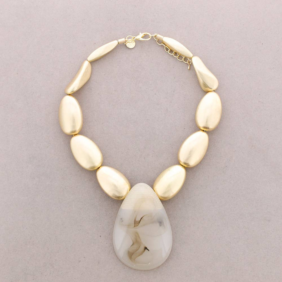 Collier perlé en résine métallique