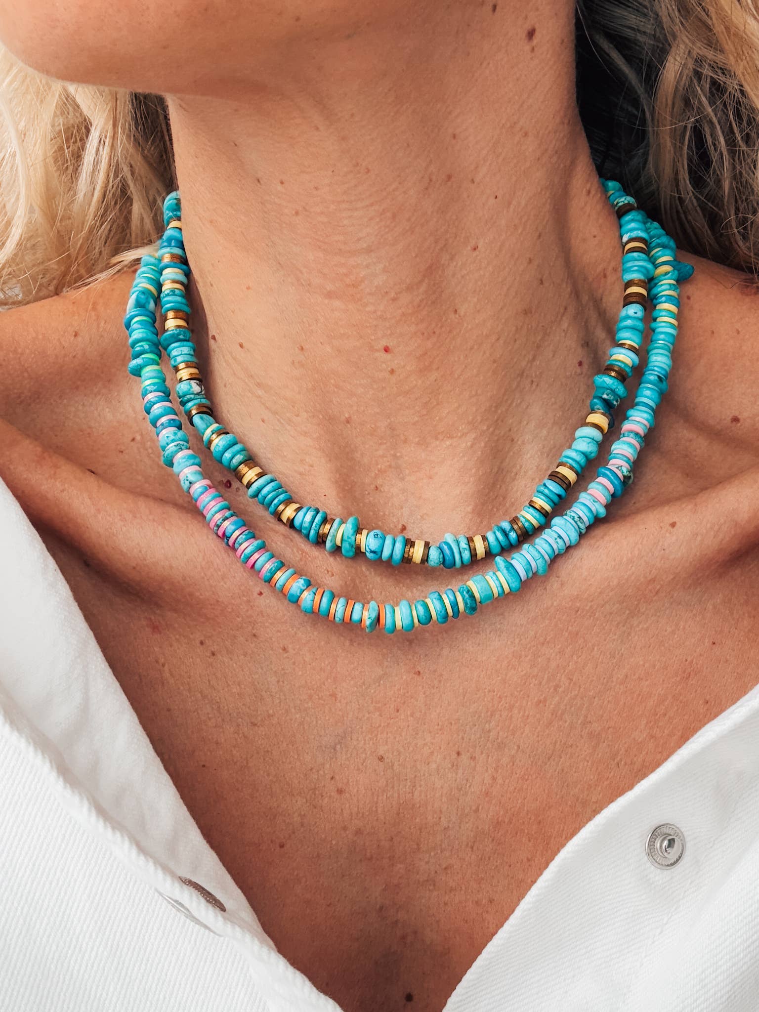 Colliers en perles de rodelle turquoise avec des détails colorés