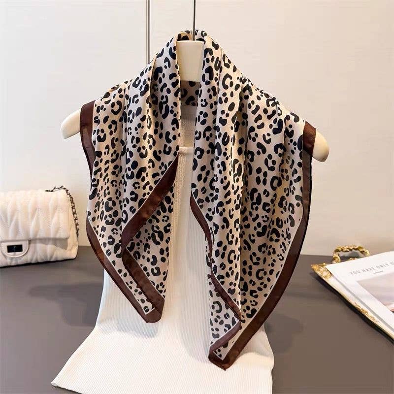 D-378 Foulard touche soie 70x70 motif leopard