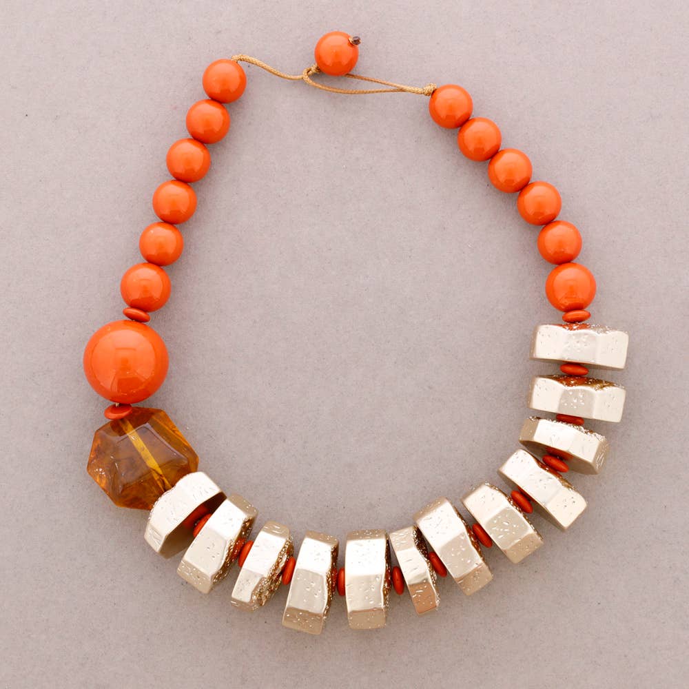 Collier Ras du Cou Perles Finition Métallique Résine