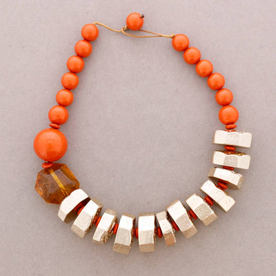 Collier Ras du Cou Perles Finition Métallique Résine