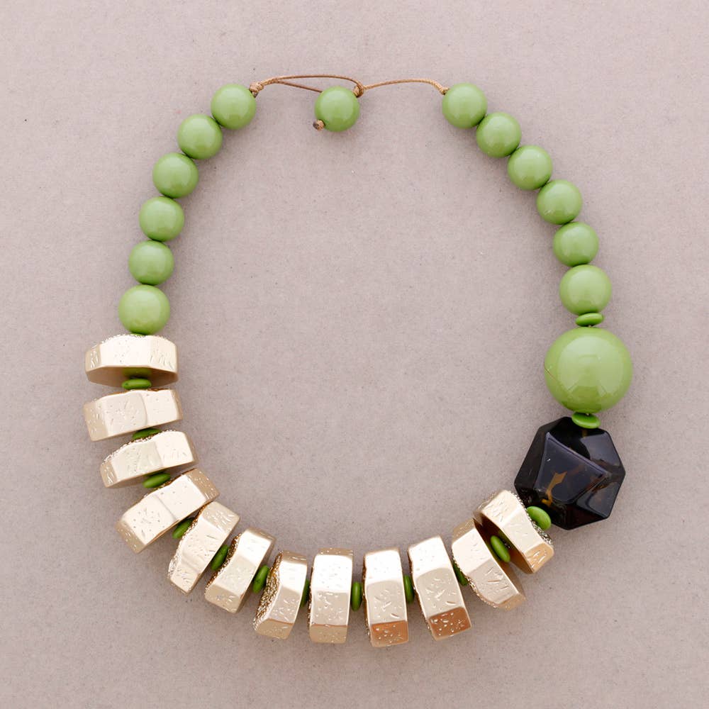 Collier Ras du Cou Perles Finition Métallique Résine