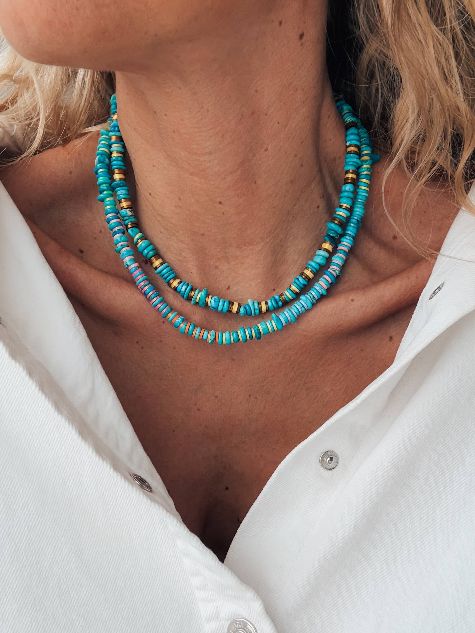 Colliers en perles de rodelle turquoise avec des détails colorés