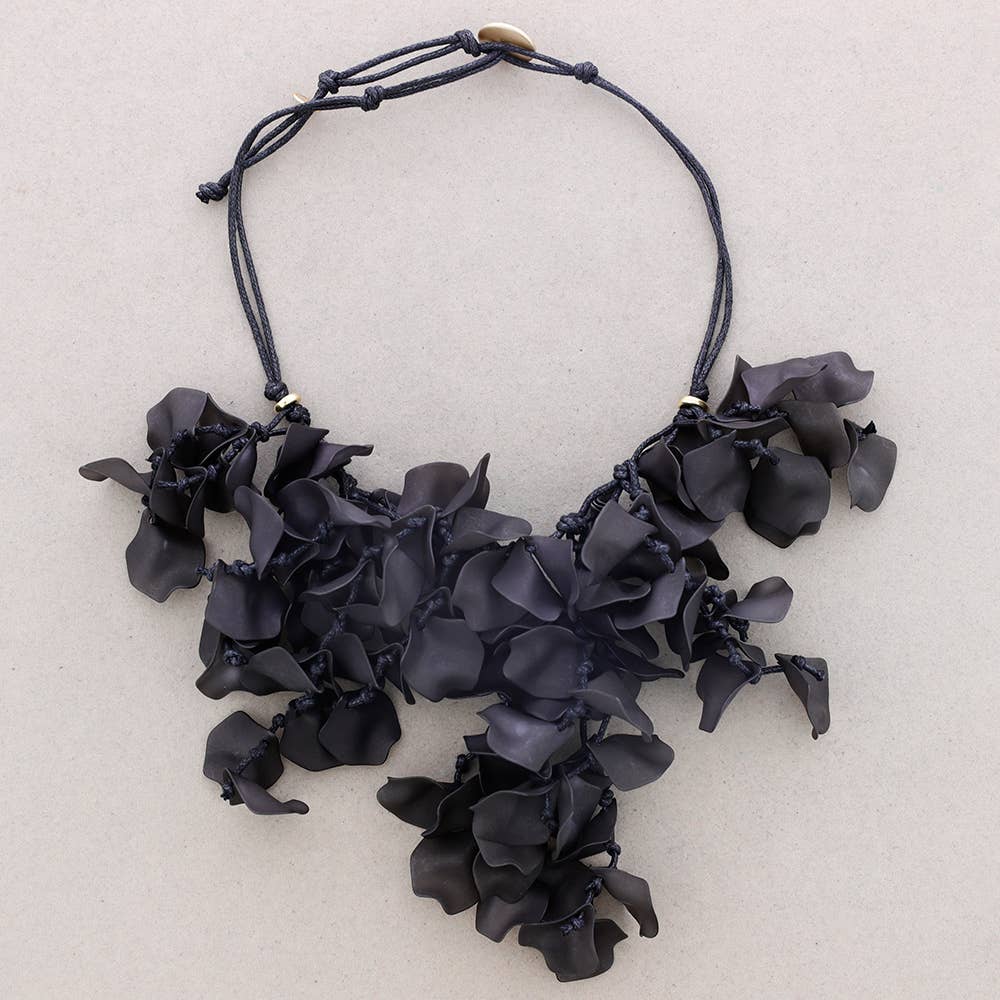 Collier pendentif en résine Pétalos