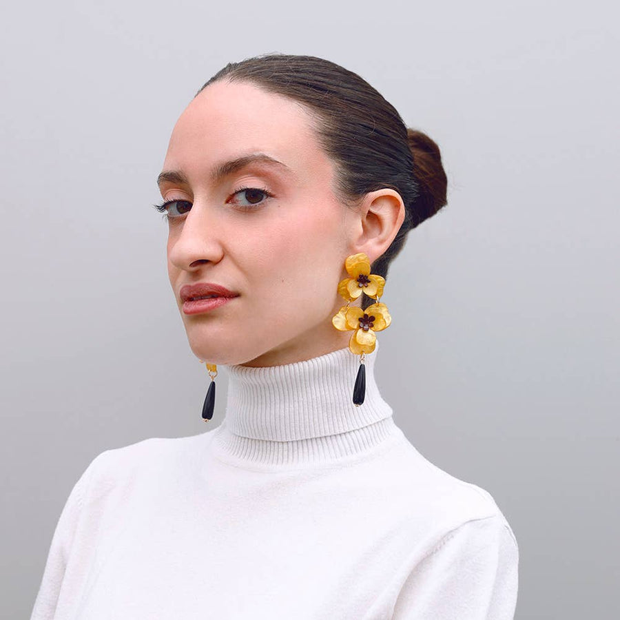 Boucles d'oreilles pendantes double fleur en résine