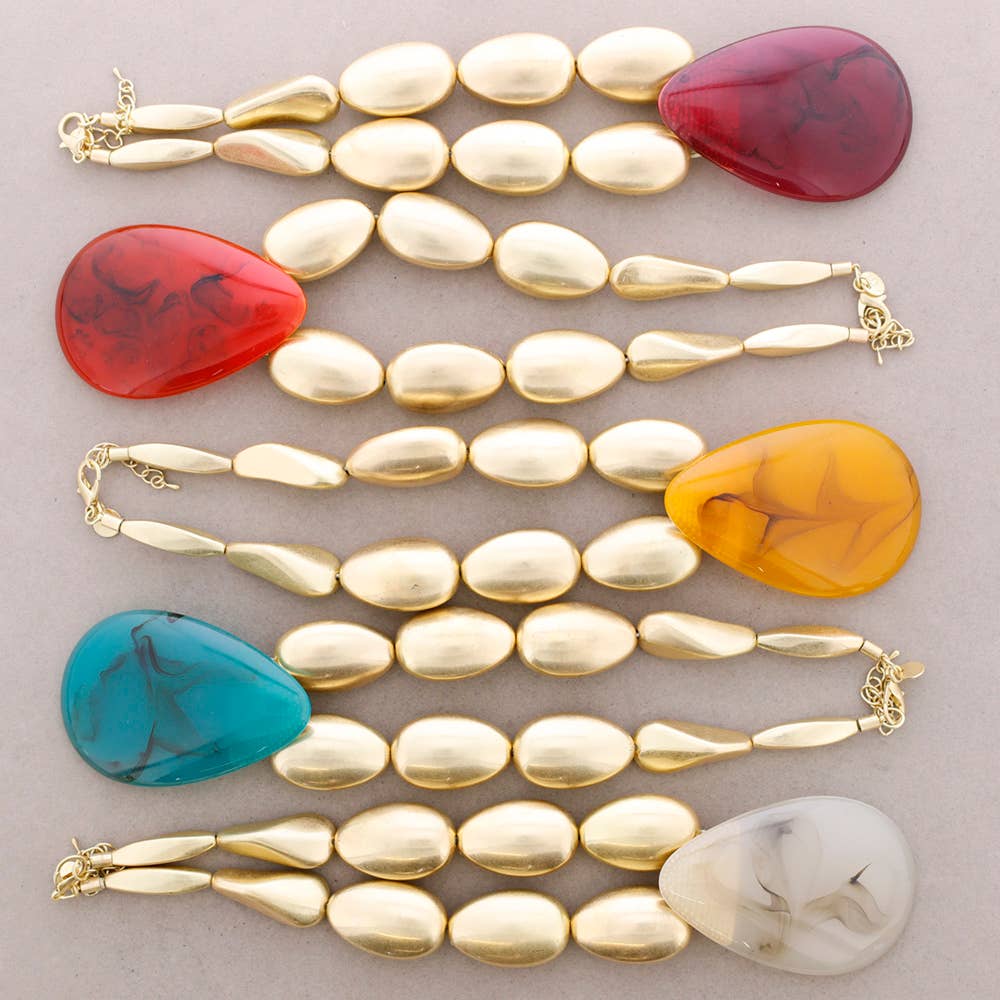 Collier perlé en résine métallique