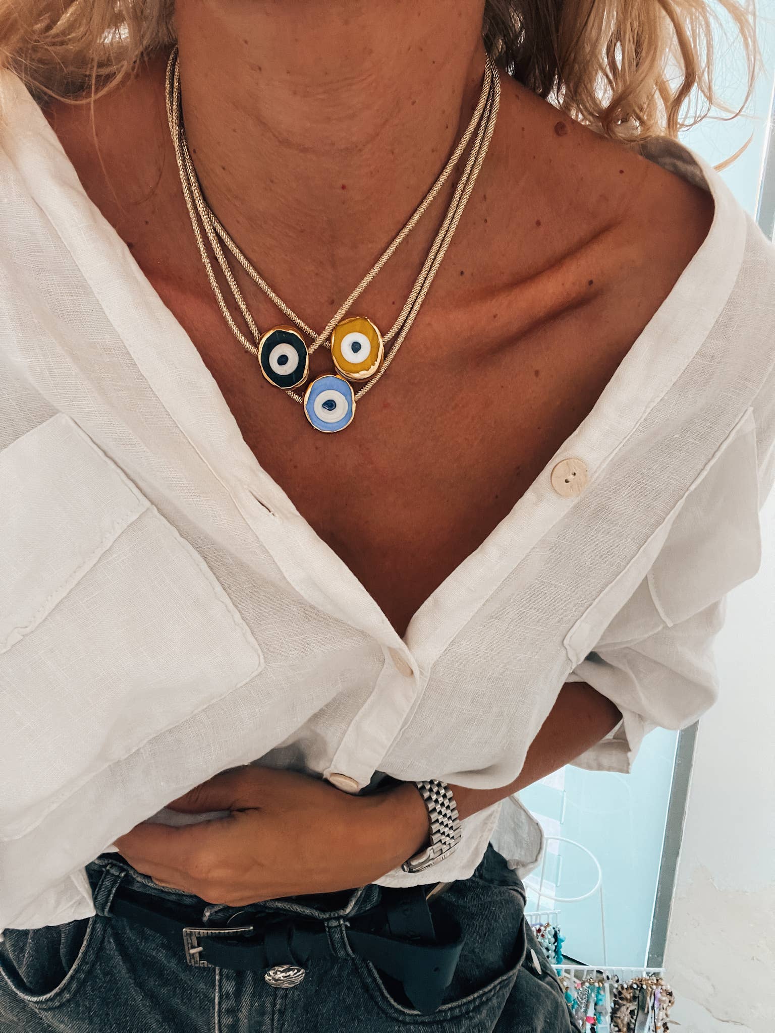 Collier ras-du-cou en verre épais sur cordon doré