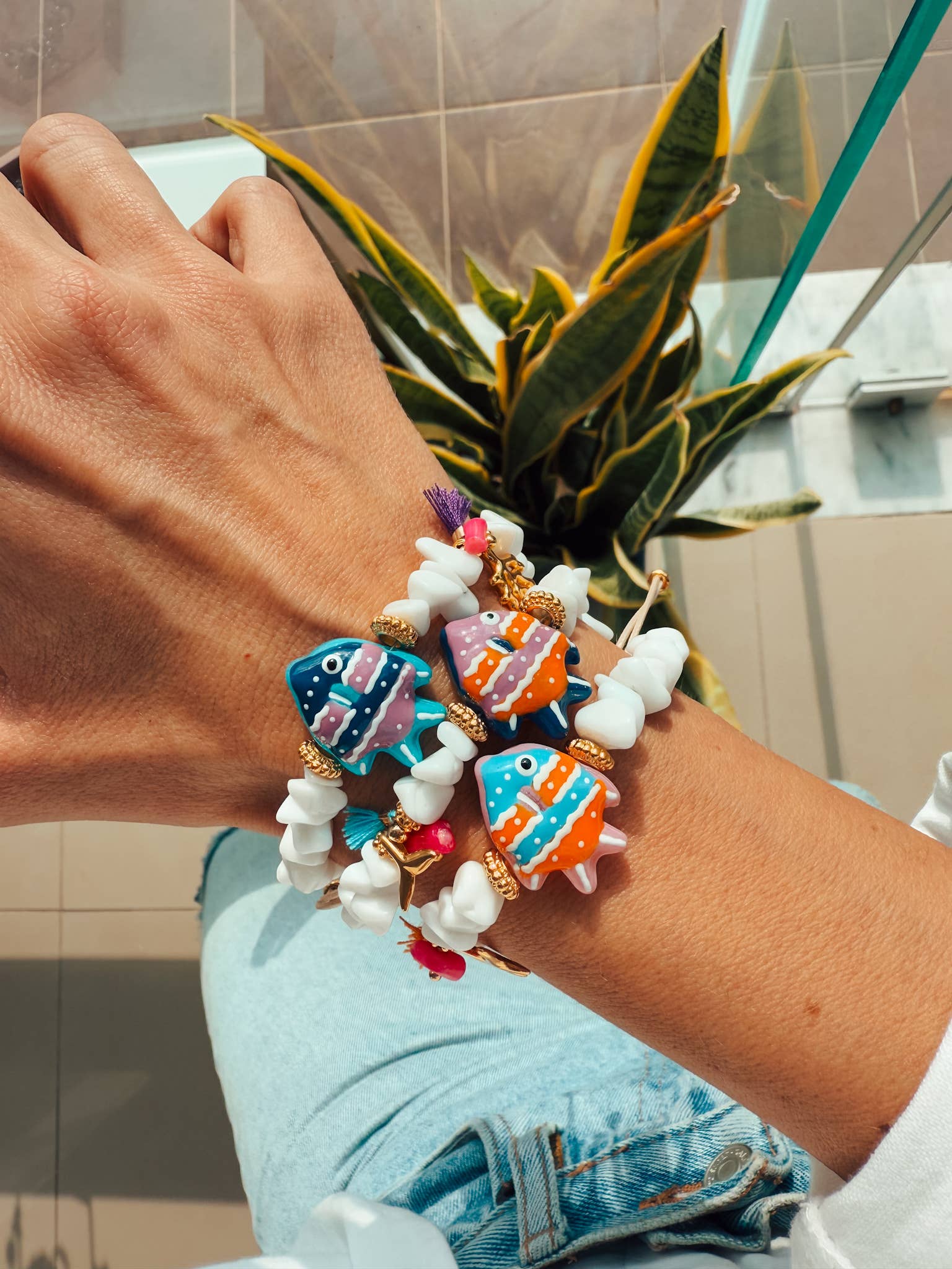 Bracelet à chips blanches avec poisson exotique coloré