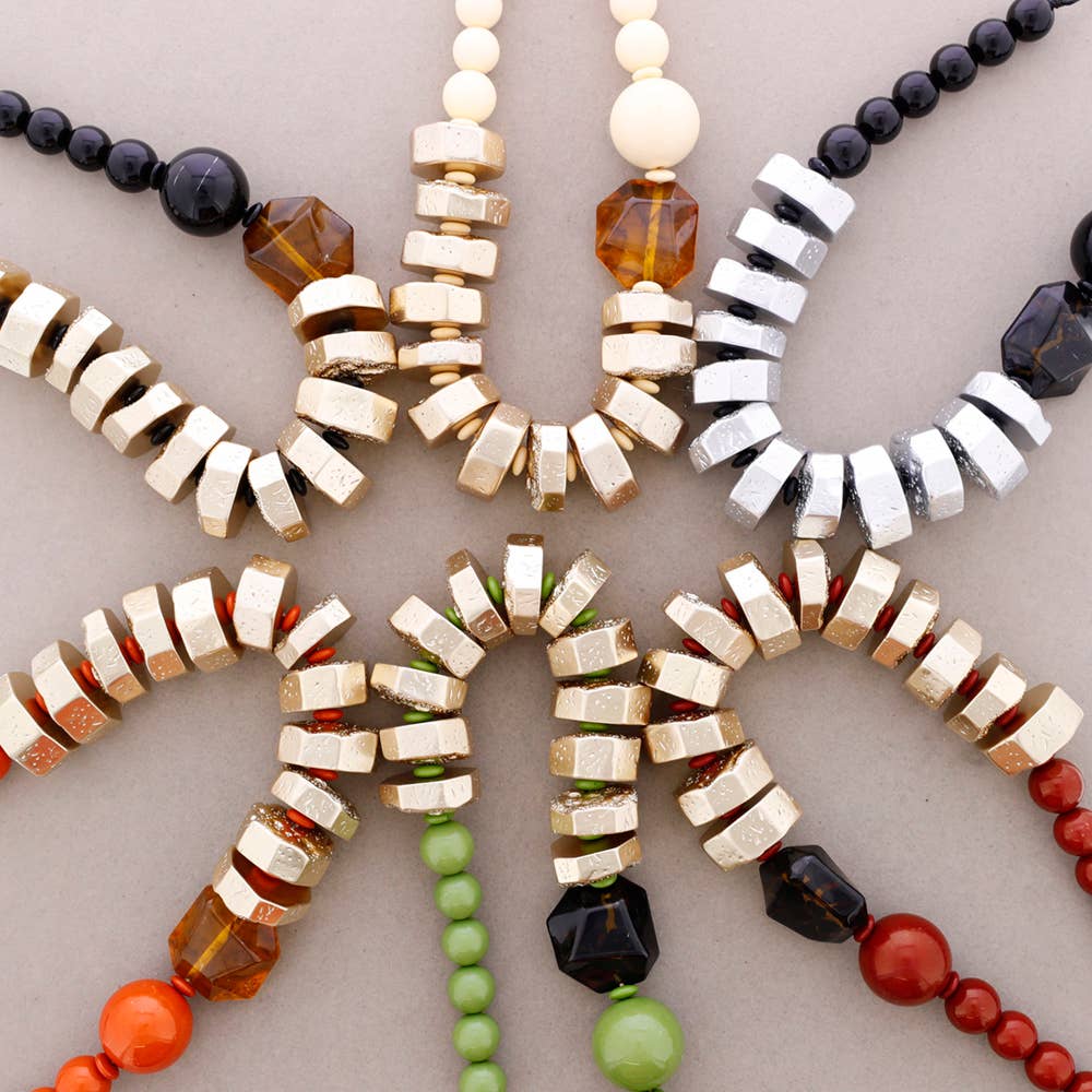 Collier Ras du Cou Perles Finition Métallique Résine