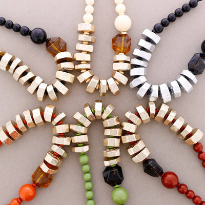 Collier Ras du Cou Perles Finition Métallique Résine